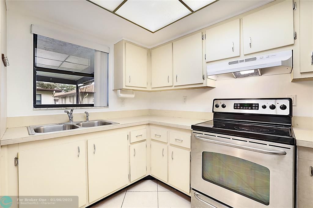 For Sale: $315,500 (2 beds, 2 baths, 1116 Square Feet)