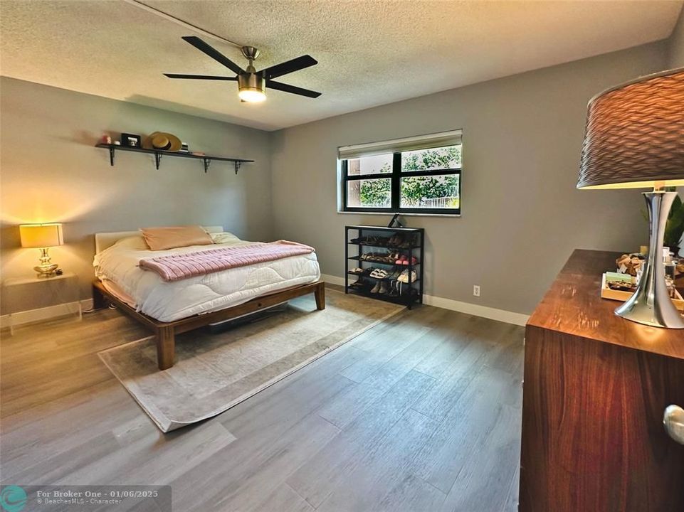 For Sale: $359,900 (2 beds, 2 baths, 1025 Square Feet)