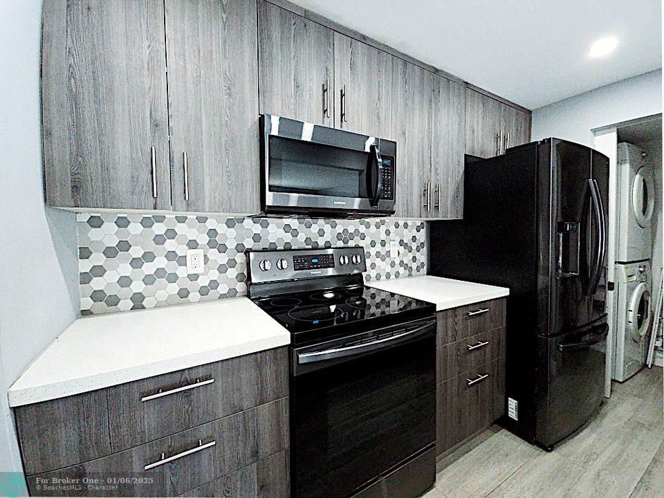 For Sale: $359,900 (2 beds, 2 baths, 1025 Square Feet)