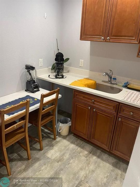 For Rent: $1,900 (2 beds, 1 baths, 690 Square Feet)