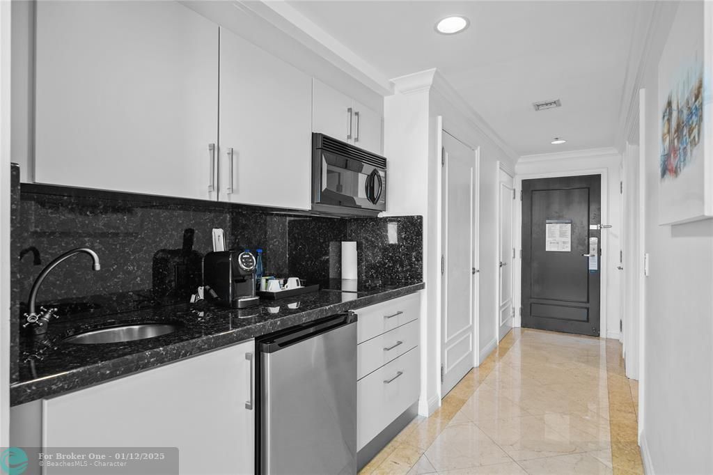 For Sale: $525,000 (1 beds, 1 baths, 450 Square Feet)