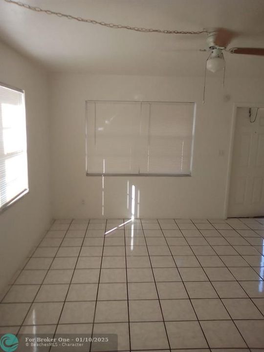 For Sale: $1,095 (0 beds, 1 baths, 500 Square Feet)