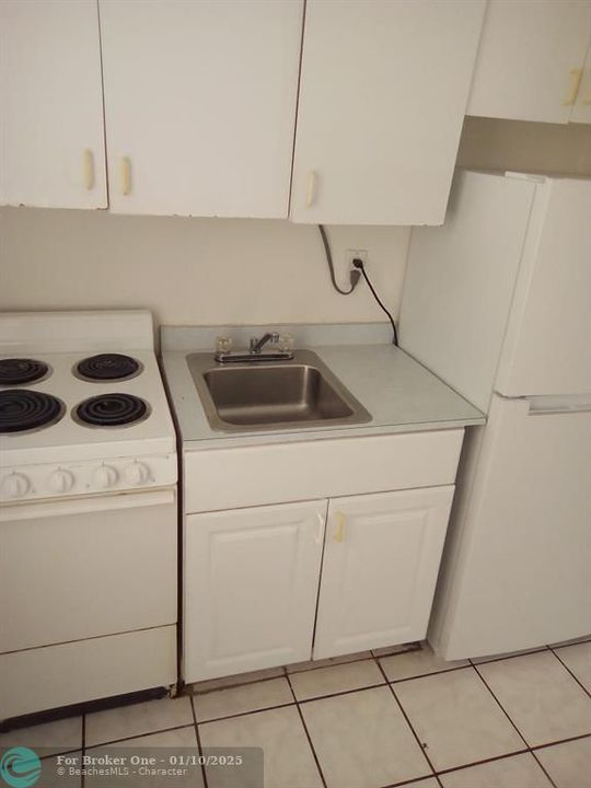 For Sale: $1,095 (0 beds, 1 baths, 500 Square Feet)