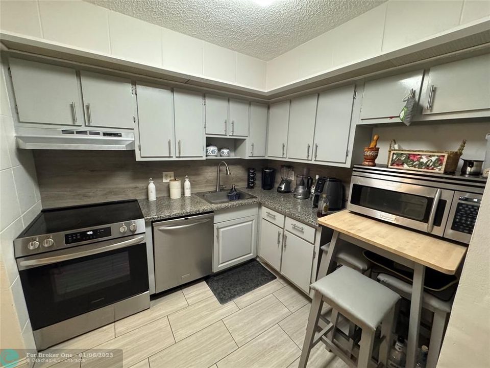 For Sale: $170,000 (2 beds, 2 baths, 827 Square Feet)