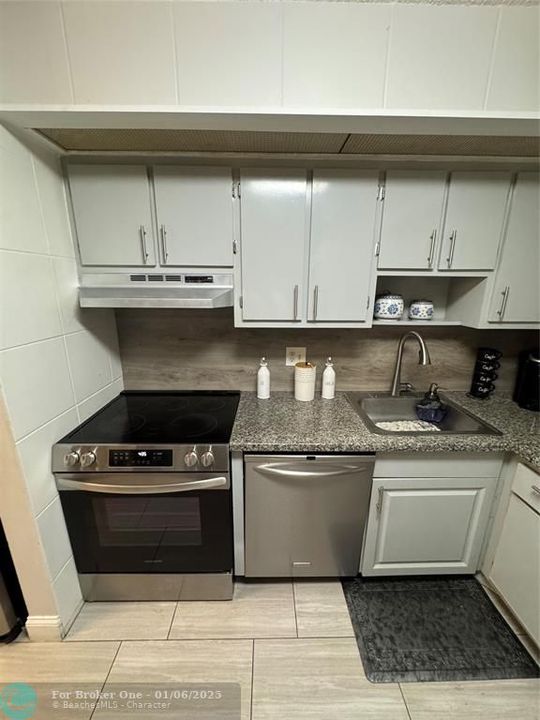 For Sale: $170,000 (2 beds, 2 baths, 827 Square Feet)