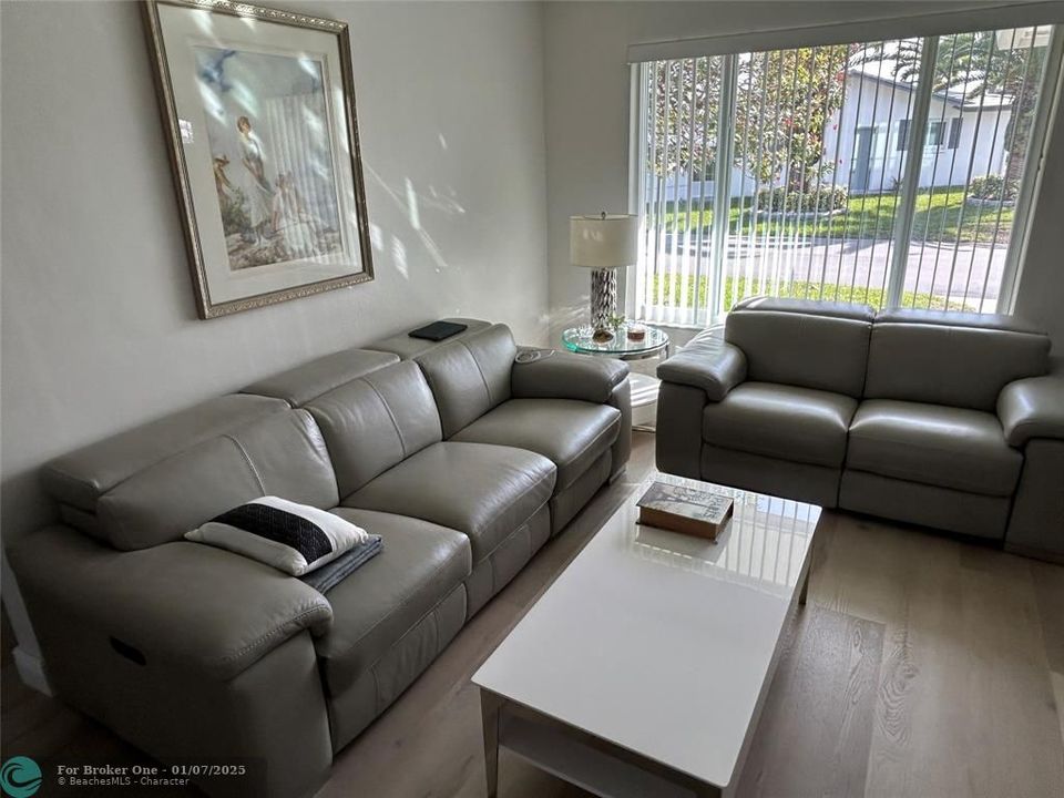 For Sale: $350,000 (2 beds, 1 baths, 1576 Square Feet)