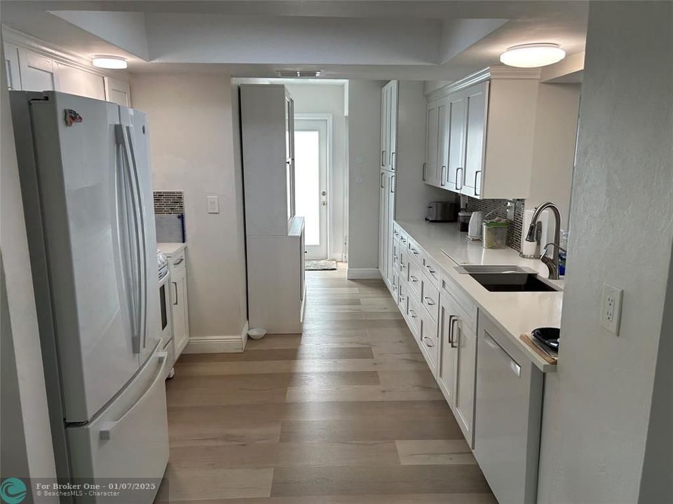 For Sale: $350,000 (2 beds, 1 baths, 1576 Square Feet)