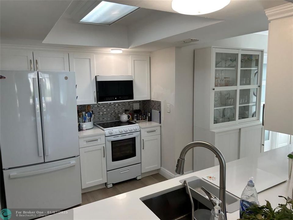 For Sale: $350,000 (2 beds, 1 baths, 1576 Square Feet)