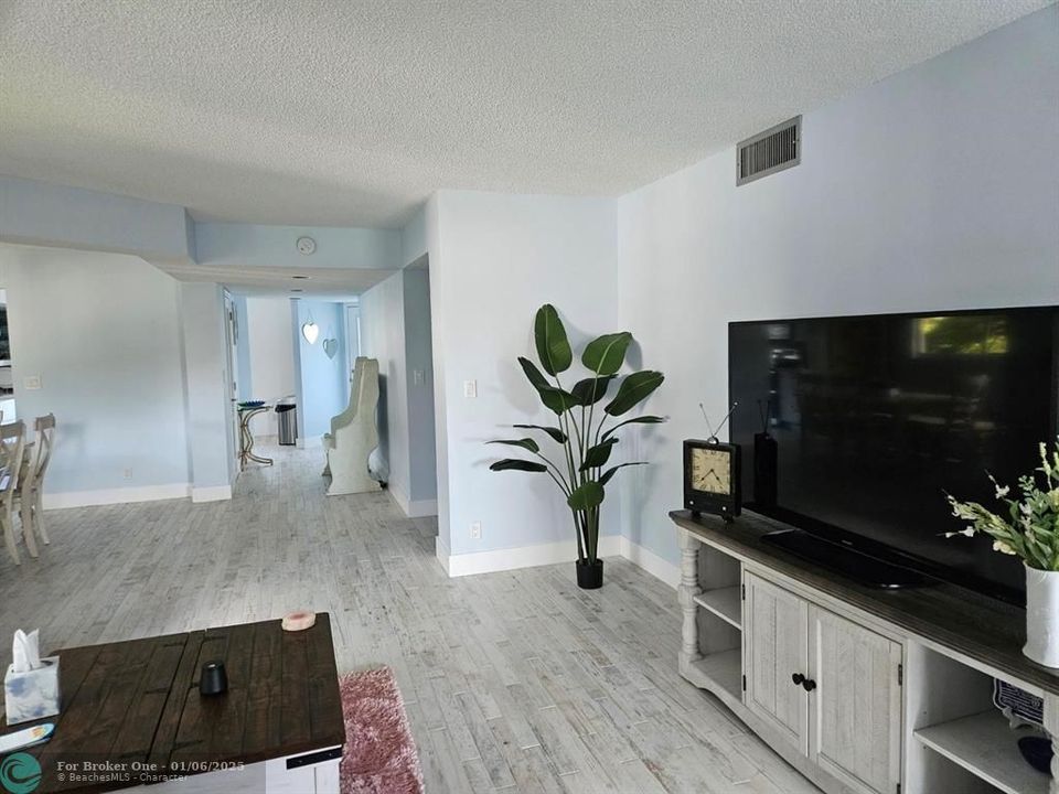 For Sale: $344,000 (2 beds, 2 baths, 1425 Square Feet)