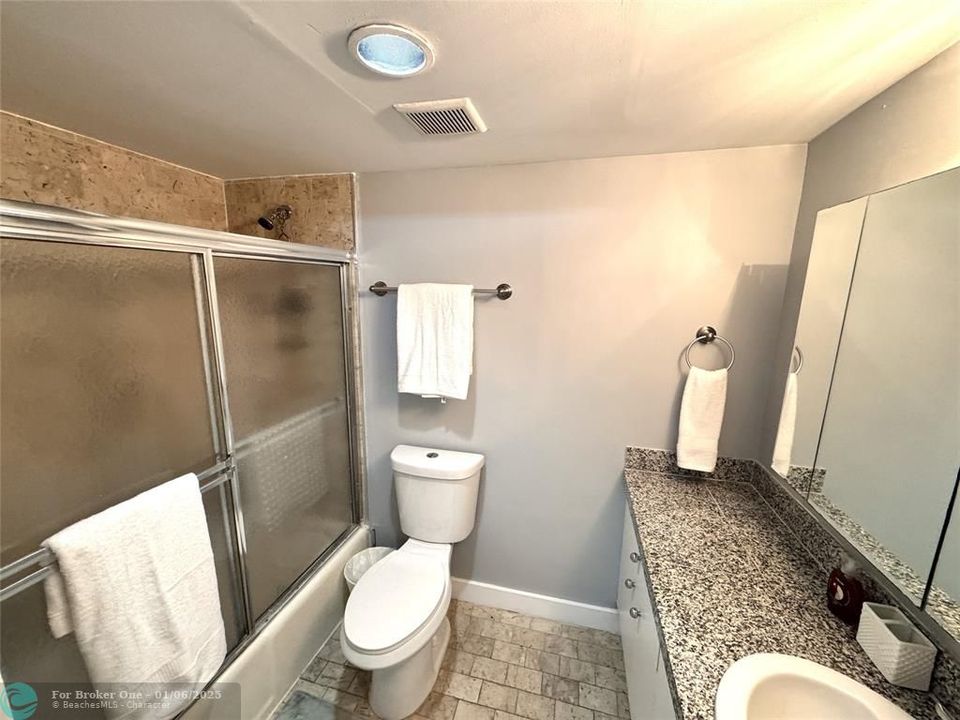 For Rent: $3,800 (2 beds, 2 baths, 987 Square Feet)