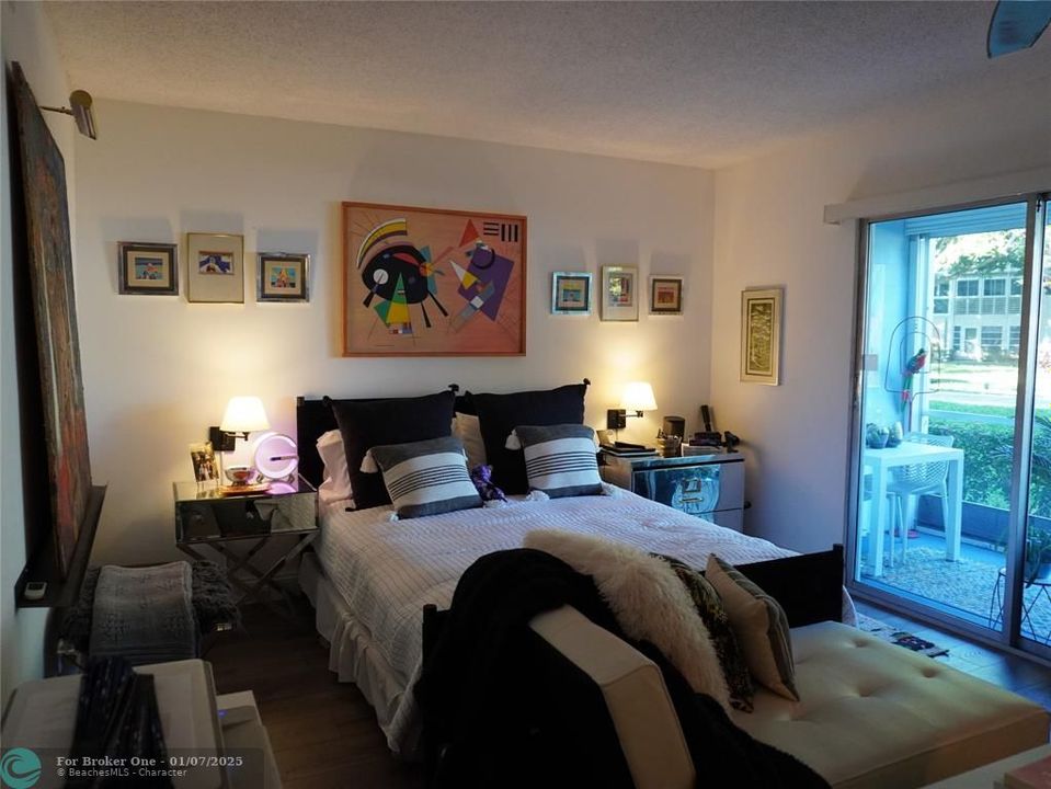 For Sale: $149,000 (1 beds, 1 baths, 798 Square Feet)