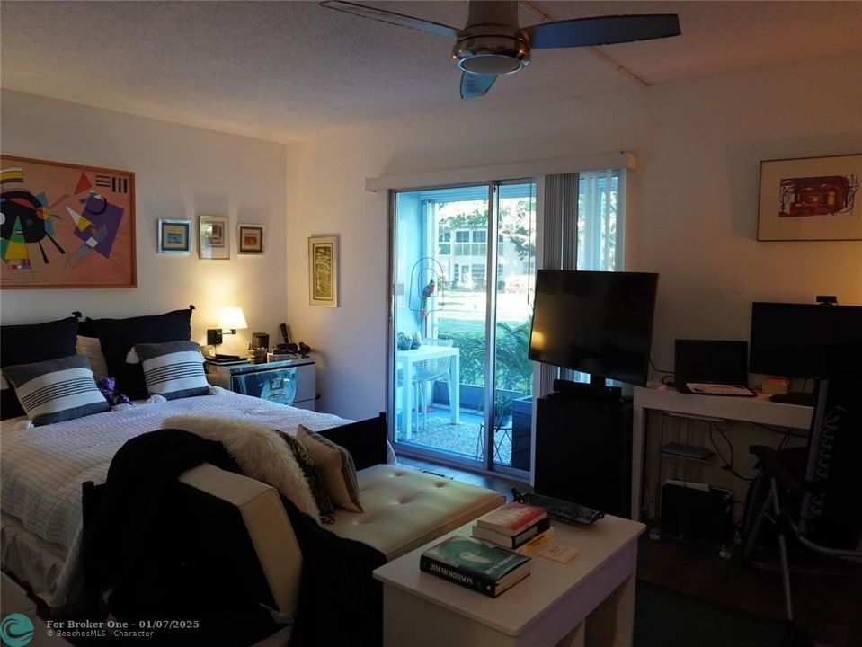 For Sale: $149,000 (1 beds, 1 baths, 798 Square Feet)