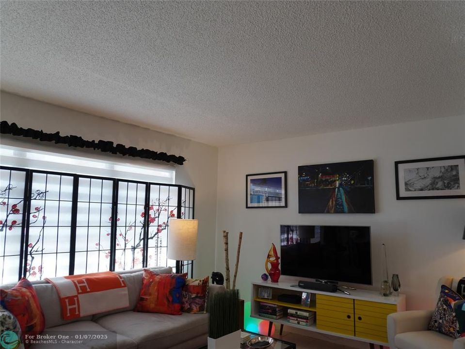 For Sale: $149,000 (1 beds, 1 baths, 798 Square Feet)