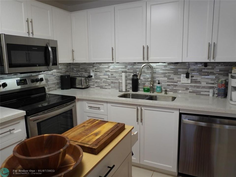 For Sale: $149,000 (1 beds, 1 baths, 798 Square Feet)