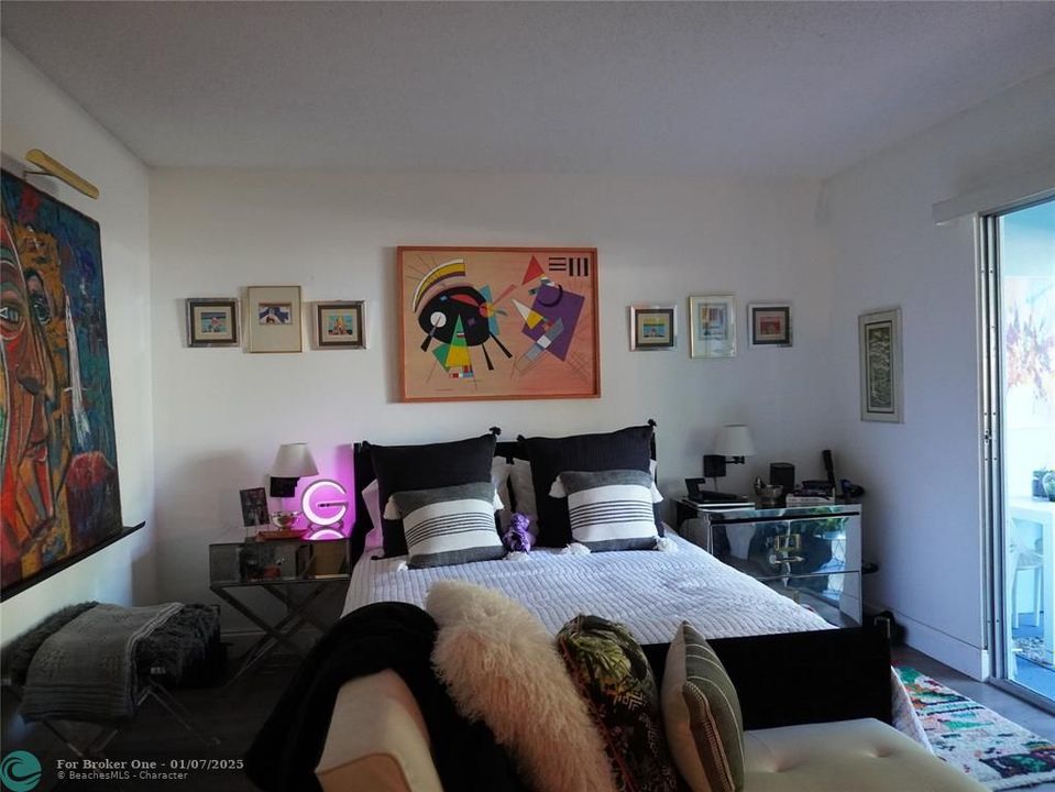 For Sale: $149,000 (1 beds, 1 baths, 798 Square Feet)