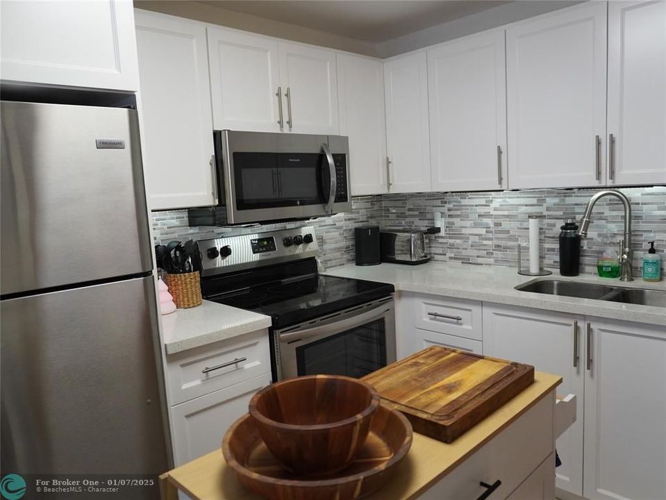 For Sale: $149,000 (1 beds, 1 baths, 798 Square Feet)