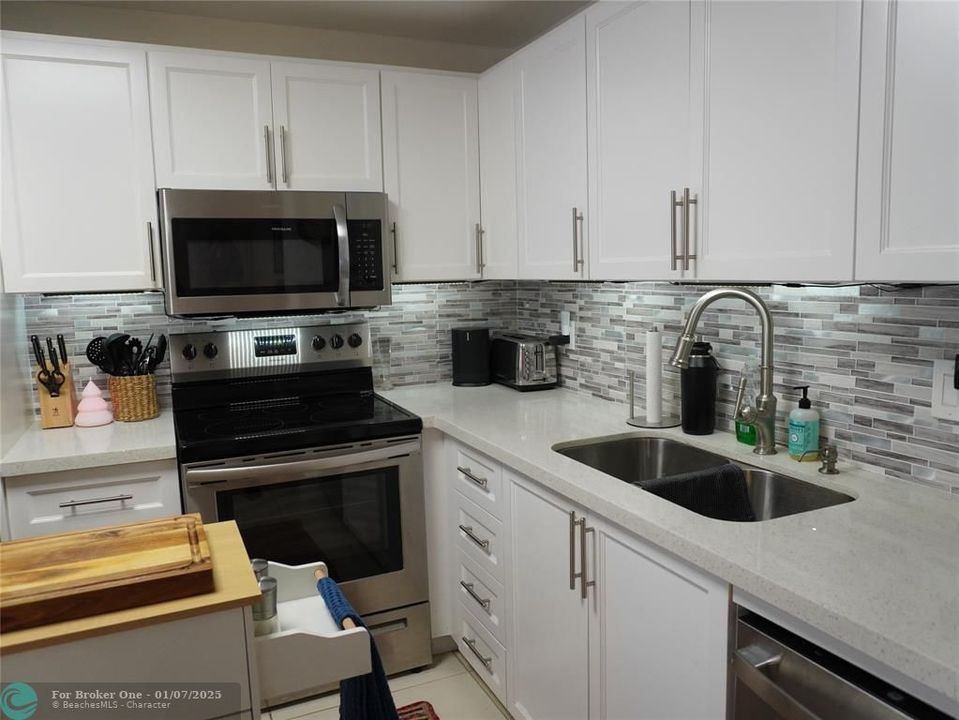 For Sale: $149,000 (1 beds, 1 baths, 798 Square Feet)