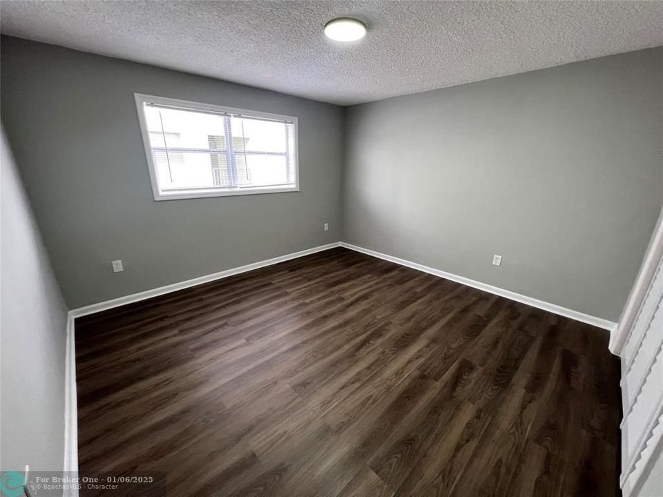 For Rent: $2,200 (2 beds, 1 baths, 800 Square Feet)