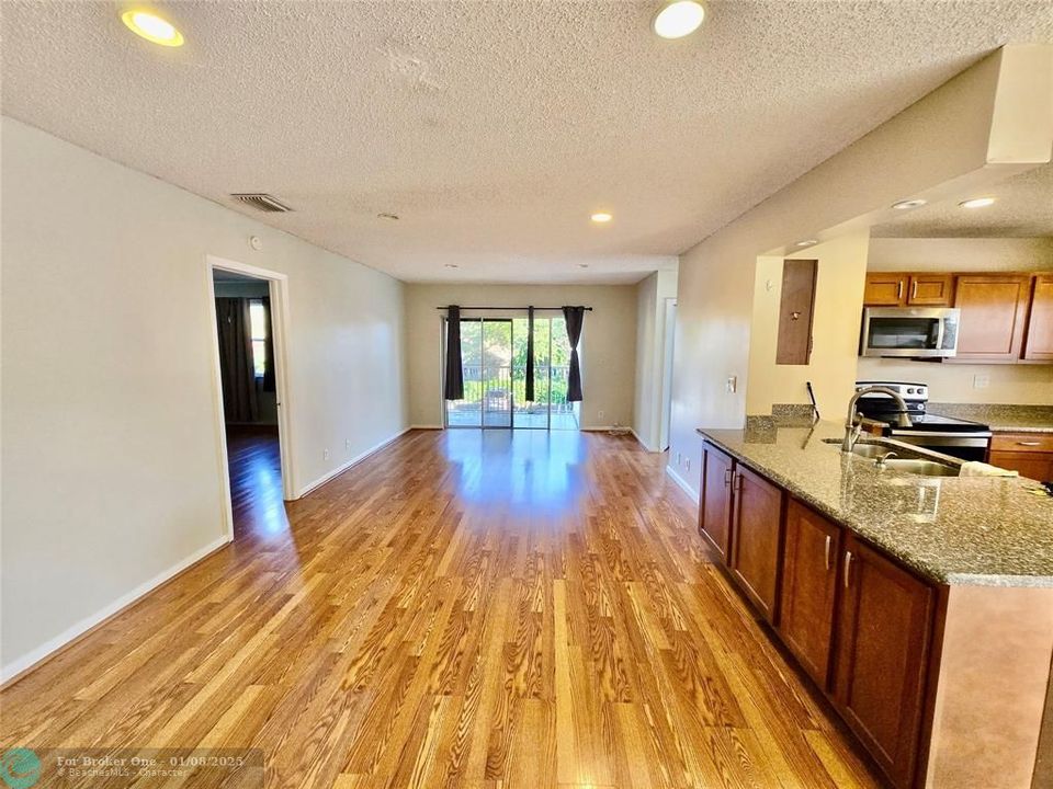 For Sale: $245,000 (2 beds, 2 baths, 1100 Square Feet)