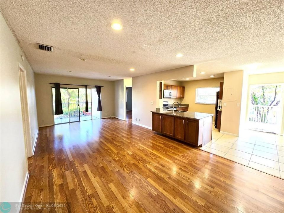 For Sale: $245,000 (2 beds, 2 baths, 1100 Square Feet)