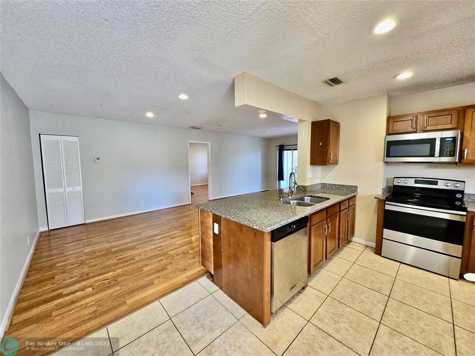 For Sale: $245,000 (2 beds, 2 baths, 1100 Square Feet)