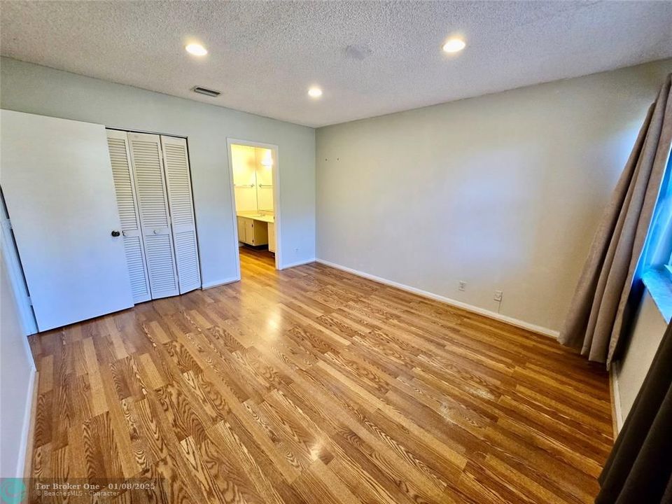 For Sale: $245,000 (2 beds, 2 baths, 1100 Square Feet)