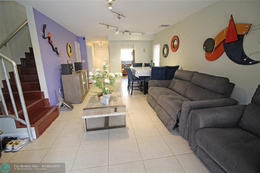 For Sale: $419,000 (2 beds, 1 baths, 1024 Square Feet)