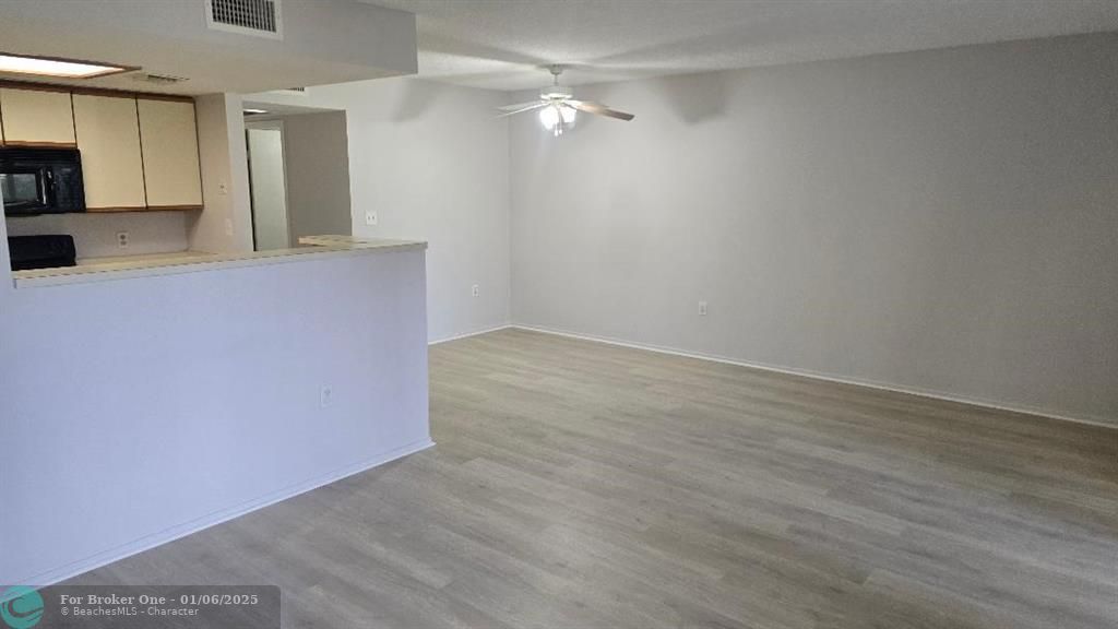 For Rent: $1,700 (1 beds, 1 baths, 720 Square Feet)