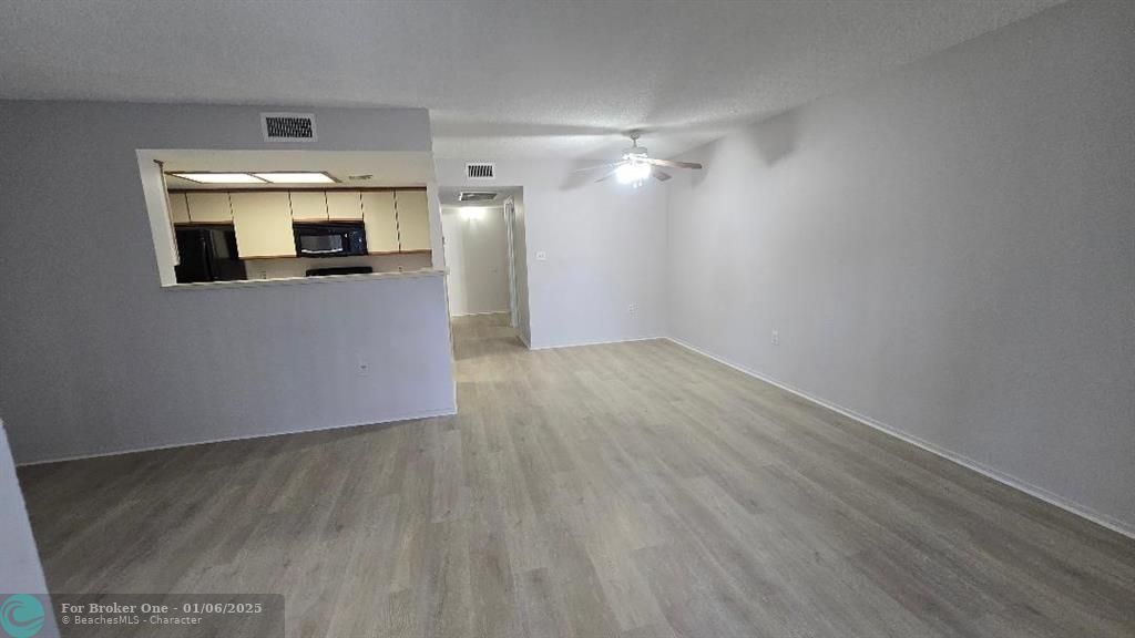 For Rent: $1,700 (1 beds, 1 baths, 720 Square Feet)