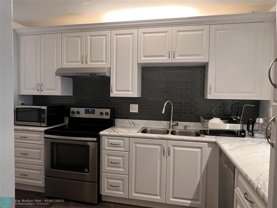 For Sale: $238,000 (2 beds, 2 baths, 1068 Square Feet)