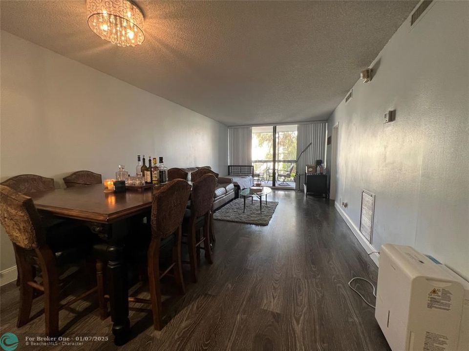 For Sale: $238,000 (2 beds, 2 baths, 1068 Square Feet)