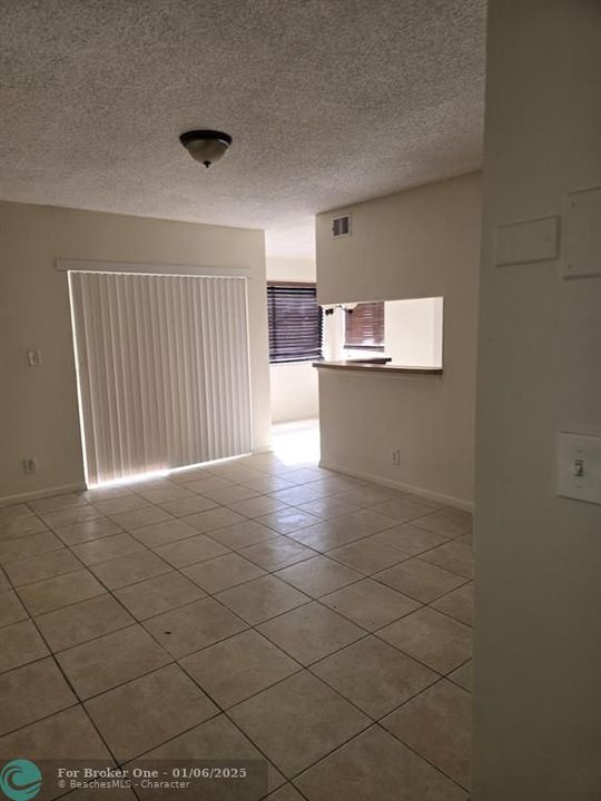 For Sale: $159,900 (1 beds, 1 baths, 695 Square Feet)