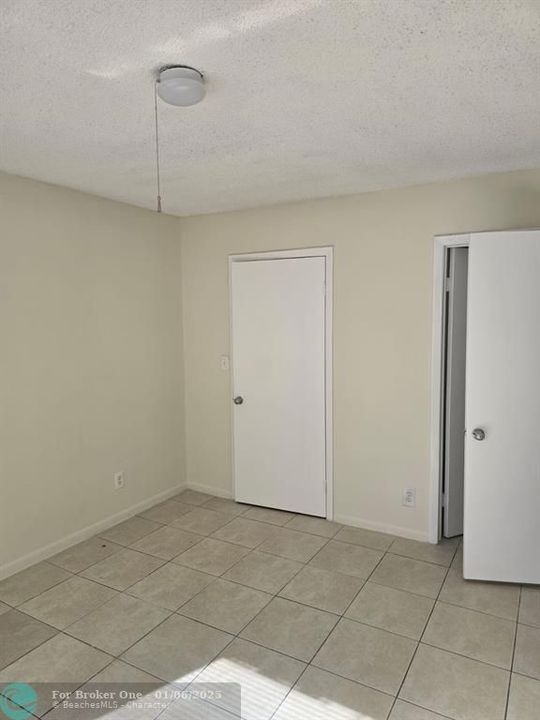 For Sale: $159,900 (1 beds, 1 baths, 695 Square Feet)