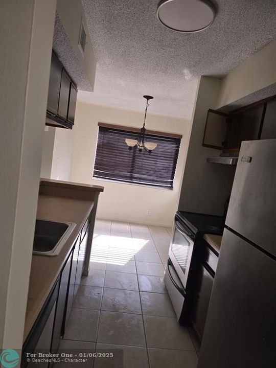 For Sale: $159,900 (1 beds, 1 baths, 695 Square Feet)