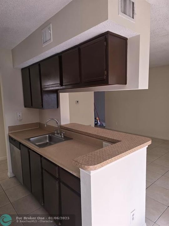 For Sale: $159,900 (1 beds, 1 baths, 695 Square Feet)