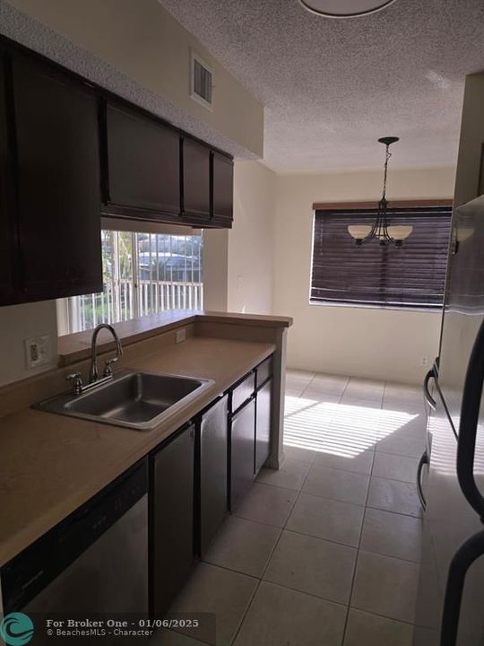 For Sale: $159,900 (1 beds, 1 baths, 695 Square Feet)