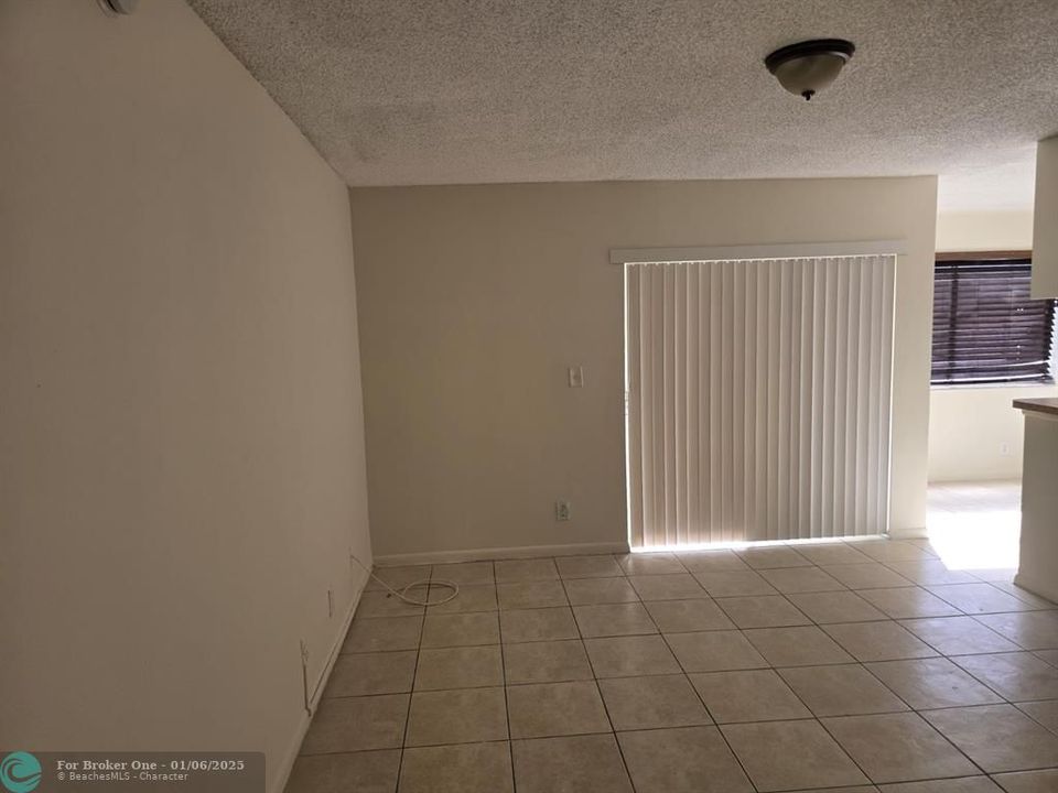 For Sale: $159,900 (1 beds, 1 baths, 695 Square Feet)