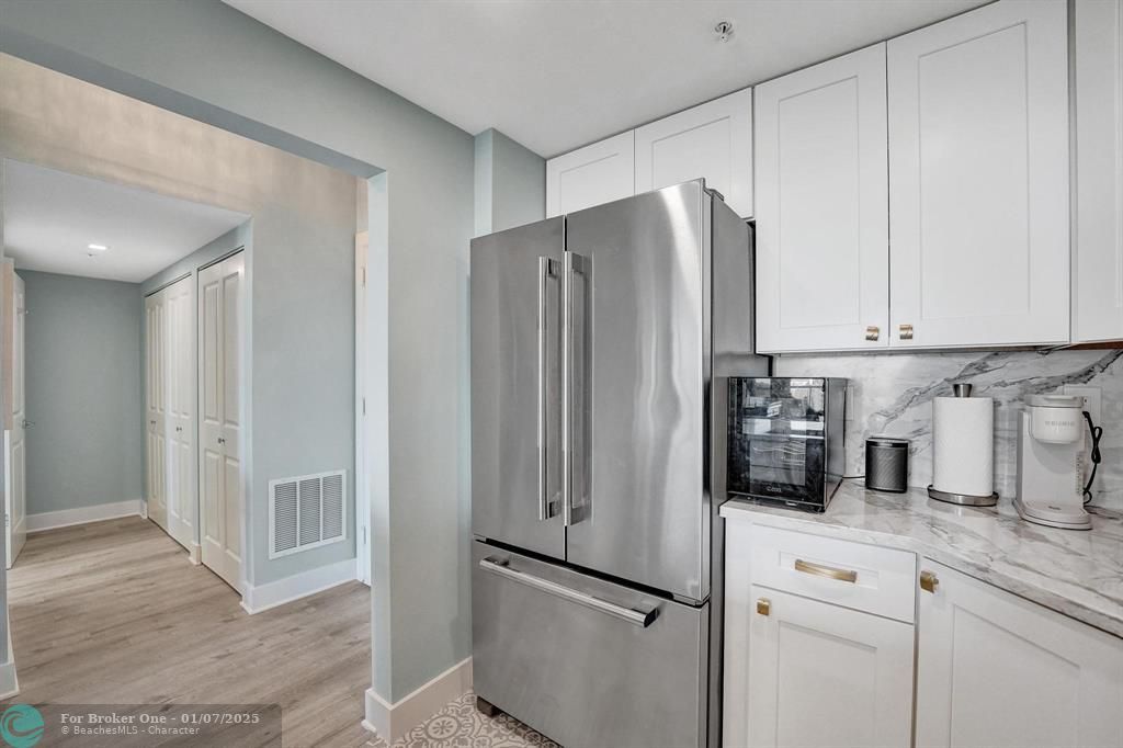 For Sale: $435,000 (1 beds, 1 baths, 815 Square Feet)