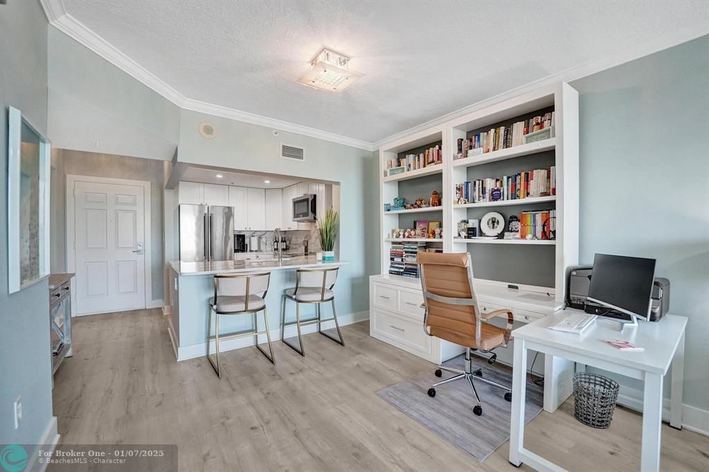 For Sale: $435,000 (1 beds, 1 baths, 815 Square Feet)