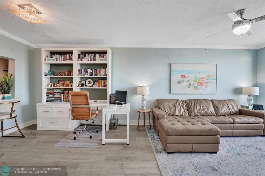 For Sale: $435,000 (1 beds, 1 baths, 815 Square Feet)