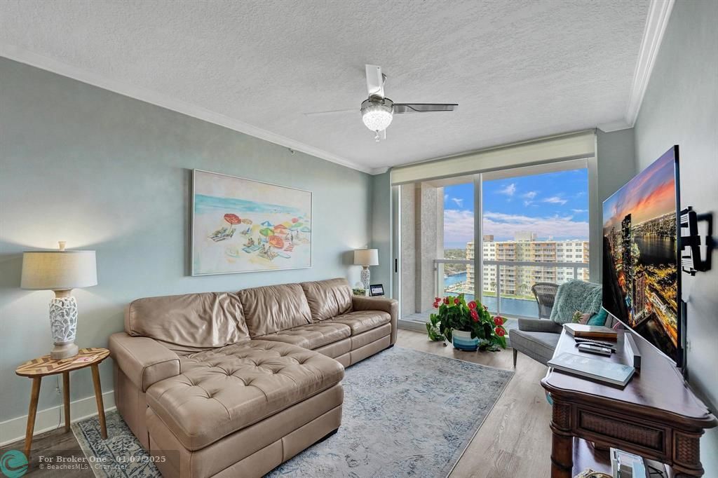 For Sale: $435,000 (1 beds, 1 baths, 815 Square Feet)