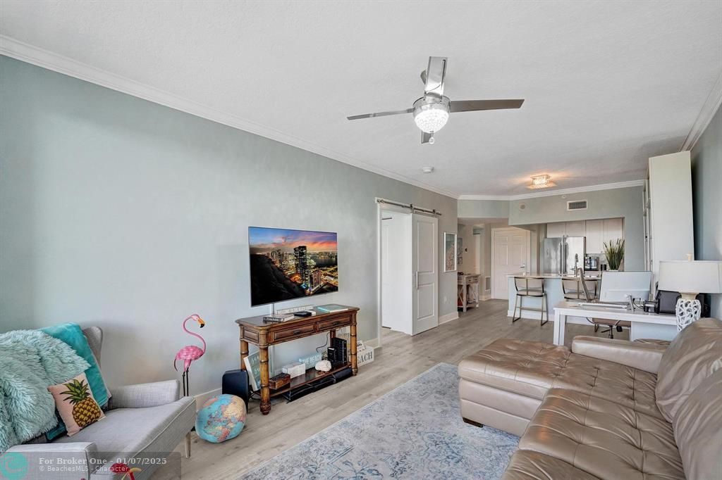 For Sale: $435,000 (1 beds, 1 baths, 815 Square Feet)