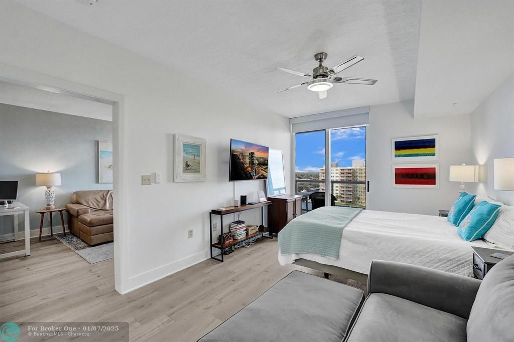 For Sale: $435,000 (1 beds, 1 baths, 815 Square Feet)