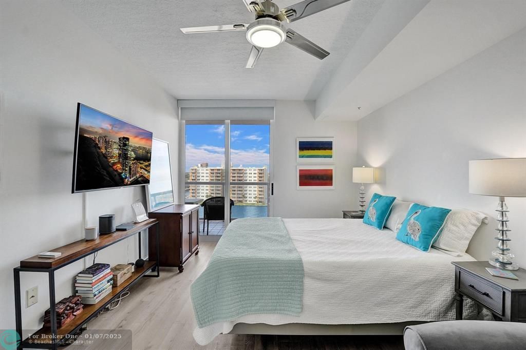 For Sale: $435,000 (1 beds, 1 baths, 815 Square Feet)