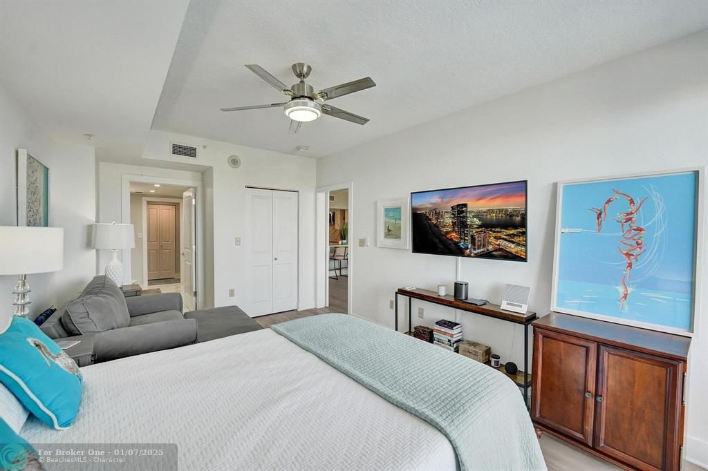 For Sale: $435,000 (1 beds, 1 baths, 815 Square Feet)