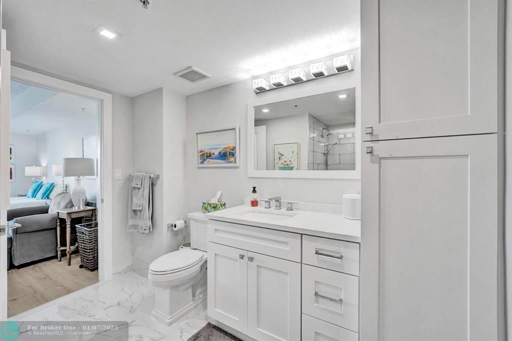 For Sale: $435,000 (1 beds, 1 baths, 815 Square Feet)