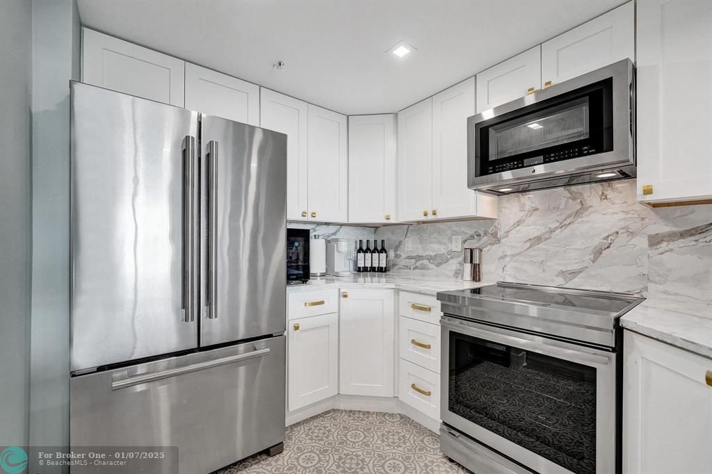 For Sale: $435,000 (1 beds, 1 baths, 815 Square Feet)