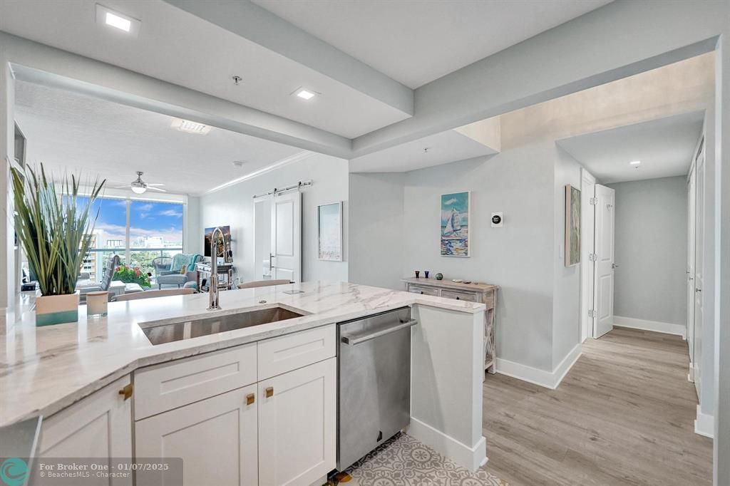 For Sale: $435,000 (1 beds, 1 baths, 815 Square Feet)