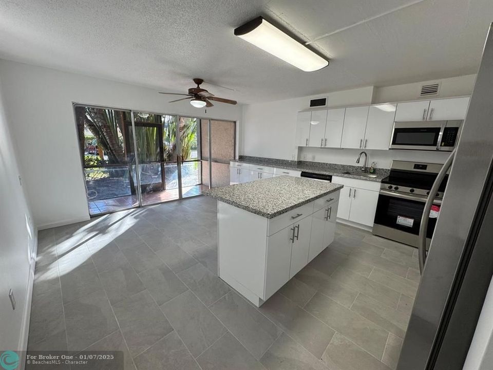 For Sale: $219,000 (2 beds, 2 baths, 940 Square Feet)