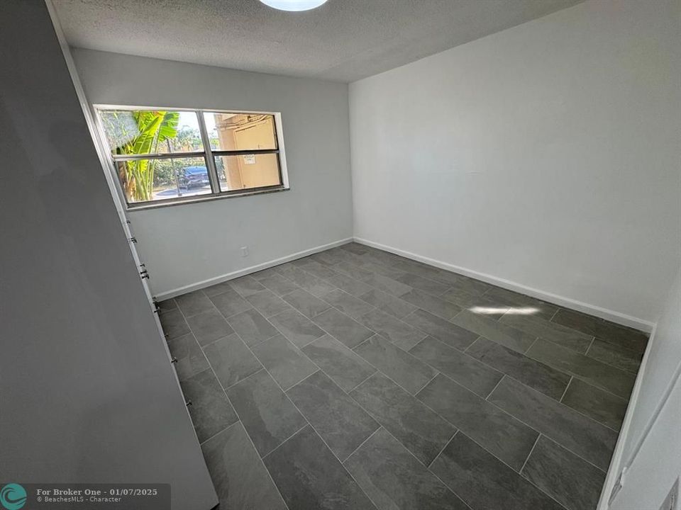 For Sale: $219,000 (2 beds, 2 baths, 940 Square Feet)